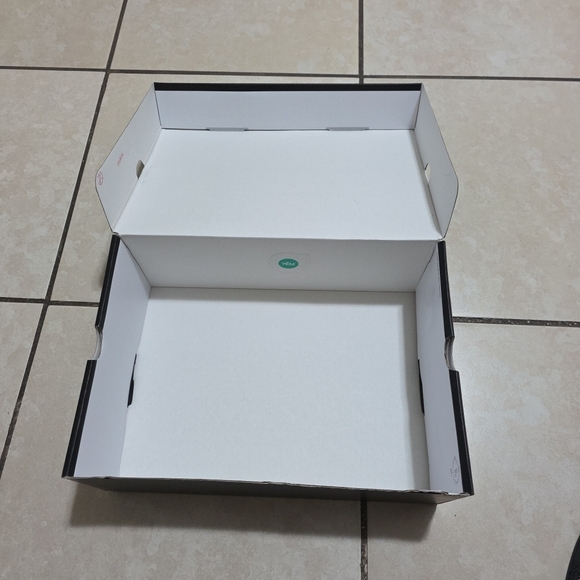 Empty Shoe Box - Picture 8 of 9